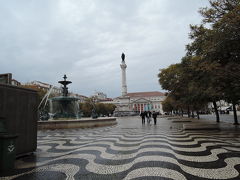ロシオ広場（公共の広場という意味）
正式名はドン・ペドロ4世広場。長方形の広い広場です。真中に建つのは初代ブラジル皇帝を務めた国王ペドロ4世の像。モザイクの石畳が綺麗な公園です。