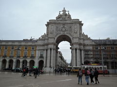 勝利のアーチをくぐりコメルシオ広場に。一番上が勝利の女神。下はポルトガル王室の紋章、左がヴァスコ・ダ・ガマ、右がポンバル侯爵（リスボン大震災の復興を指揮した）の像。凄く立派な門です。