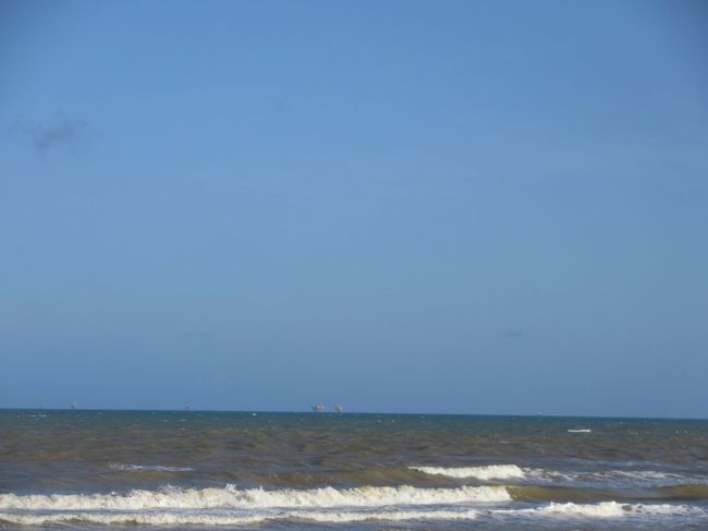 ずっと沖合に原油採掘プラットホームが見える<br /><br />