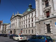 Landgericht München I（地方裁判所）

友人と待ち合わせしているマリエン広場に向かいます。にしても、建物一つひとつが大きい。