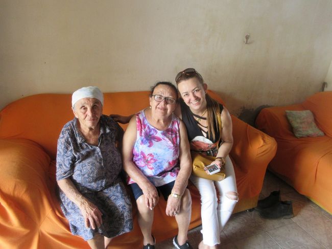 朝っぱらから猛暑で溶けそうなぐらいだった<br />　その中、嫁さんのお母さんのお姉さん宅に<br /><br />５年前に、もうこれが最後の出会いねと別れて<br />　もう２度と会えないと思ってたのに、会えるなんてと<br />　　お姉さんは涙していた<br /><br />７８歳のお母さんと８７歳のお姉さん<br />　親孝行が出来て良かったと思う<br />　　目前の人の笑顔の為に生きたいな<br /><br />朝のうちに７軒くらい廻ったかな？<br />　暑くて息苦しくて死にそうだったけど<br />　　夕方からは涼しくなって落ち付けた<br /><br />明日からは牧場に行く予定なのでネットは無理かも<br /><br /><br />