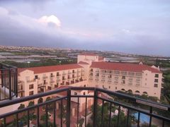 ９月２７日午後６時３０分。
ホテル日航アリビラのラナイ（テラス）からの定点写真。
夕日を受けたホテルが美しく染まっていました。