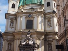 聖ペーター教会。
『ウィーンで初めてキリスト教会ができた場所です。
かつてはローマ軍の兵営でしたが、その後ロマネスク様式の三廊式のものになり、18世紀初めに今日見られるような姿になりました。バロック建築の巨匠、ルーカス・フォン・ヒルデブラントの設計です。