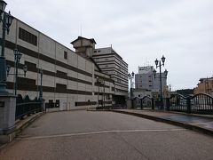 ぽつぽつと雨が降る中、和倉温泉街の散策に出かけます。

和倉温泉からの入り江にかかる、渡月橋。