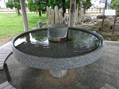 弁天崎源泉公園には、手を温める「手湯」や、温泉の熱で温めた「あったかベンチ」がありました。