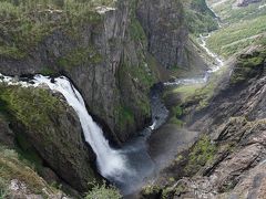●ヴォーリングフォッセン滝＠アイフィヨルド

水煙が上がっています。
先に続く蛇行した川が美しいです。

