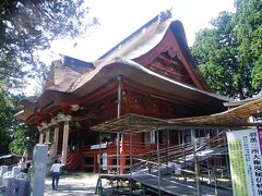 羽黒山山頂に建つ、出羽三山神社 三神合祭殿（国の重要文化財）

〝今から約１,４００年前の推古元年（５９３）、第３２代崇峻天皇の第一皇子・蜂子皇子が羽黒山を開いたのが出羽三山の始まりである。
羽黒山は三山の神々を合祀する山であると同時に開祖・蜂子皇子が創立した「羽黒派古修験道」の道場として今に伝える。”