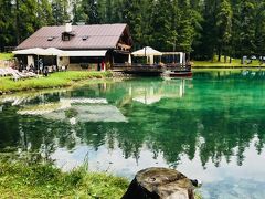 途中雨にも振られましたが

1時間10分程度でLago Ghedinaに到着

水は澄んでいて対岸からはバックに山も見えて素晴らしい風景