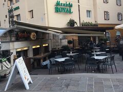 コルソ・イタリア通りから入ったラルゴ・デッレ・ポステ通りにある

レストラン Janbo - Disco Bar Cortinaで早めの夕食

ROYALHOTELの横側になります