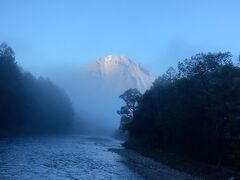 一面に立ち込めていた霧が徐々に晴れてきました。
梓川の向こうに朝日を浴びた焼岳が見えてきました。