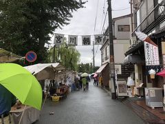 翌朝朝食求め、駅前の宮川沿いで毎日出店している「宮川朝市」へ。