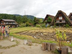 かかしとひまわりと合掌造り住居