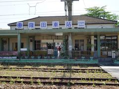 台南駅から台鉄で隆田駅へやってきました。
雰囲気のある駅舎です。