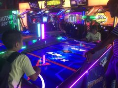 その後、合流して遊んでいたらもう夕方です。
カードで遊び、そこにポイントがたまるので最後商品と交換です。たくさんの商品の中から自分のポイント分交換するのですが、おやつなど結構たくさん交換できましたよ

朝にがっつり食べたのでみんなお昼はおなかがすきませんでした。
早めの夕食・遅めのランチにむかいましょっか。
