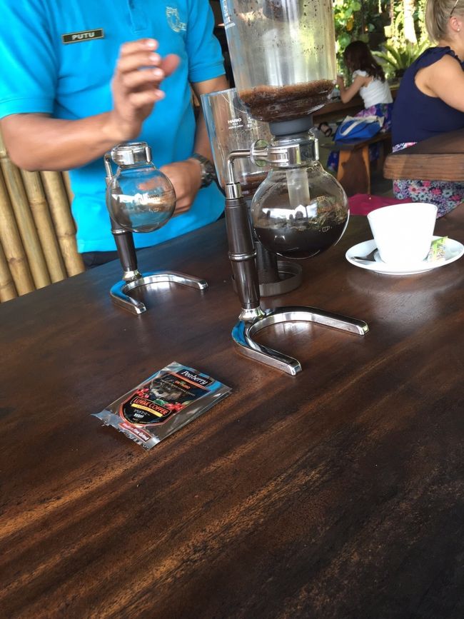 コピ・ルアックは別料金で雄が700円、雌が500円くらい。せっかくなので両方飲んでみることに。ちゃんとサイフォンで淹れてくれます。このサイフォンは日本製だよーと店員さん。