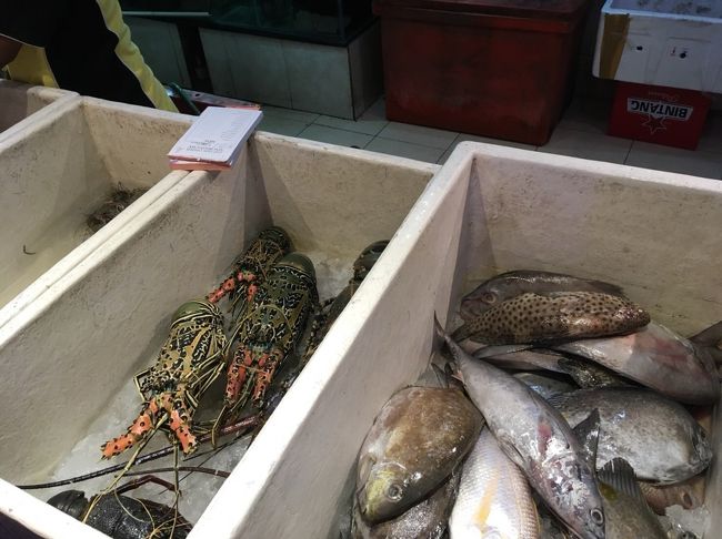 ジンバランに戻り、夕食はイカンバカール。<br />好きなものをチョイスして調理してくれます。