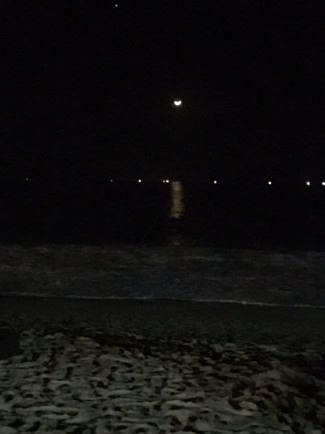 月が海に写って道のよう