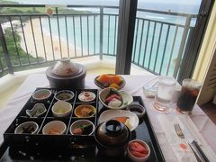海を見ながらルームサービスの朝ごはん。
和朝食はレストラン佐和で作られています。