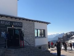 少し登るとRifugio Auronzo小屋2,333m

この建物を写真の人がいる方に回り込むと針山の山塊群が見えます