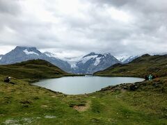 バッハアルプゼー、山上湖です。フィルスト展望台から歩いて１時間掛かりました。氷河を湖面に映し出す『ミラーレイク（鏡の湖）』とも『アルプスの宝石』とも言われていますが、あいにく曇っていました。