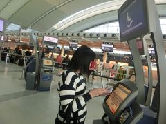 1時間ちょっとで空港へ。
チェックインは自分で。
荷物タグも印刷されて出てくるので、自分で装着。
ついでに、荷物を預けるのも、無人レーンあり。
ここまで無人が徹底してると、わかる人ならラクチンだね。

荷物はこの時点で20kgオーバー。
まぁ、この先減るものもいろいろ入ってるけど、帰りの荷物が心配になってきた…。