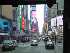 この日はNY1日観光。
バスで出発すると、すぐにタイムズスクエア付近。
「NY来たー」感が増す。