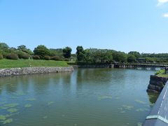 ペリー来航後に江戸幕府は下田と函館を開港し、函館港と函館の街を治めると共に、蝦夷地開拓の拠点として「箱館奉行所」という役所を置きました。
当初は函館山の麓の海にも程近い場所にあったそうですが、それだと外敵の攻撃に耐えられないため、その後この「五稜郭」を築造して、箱館奉行所を置いたそうです。
なので、五稜郭には外堀があります。