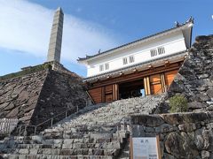 甲府城跡に到着。
息子はレールっぽい線を見つけるとしゃがみこんで地面にトーマスを走らせてました。
買ってもらったばかりなのに…。