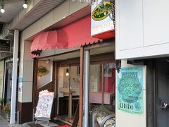 甲府城跡を見た後は早めに予約してた飲食店へ。
その前に、先日甲府に遊びに行った時に気になってた「早川ベーカリー」でケーキを買いました。
