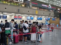 一旦韓国へ入国して上海航空でチェックイン。
機内手荷物は７KG以内。
キャリーとリュックを持っていたけどキャリーだけしか測られませんでした。
次のフライトの座席は窓側か通路側で選ばせてもらえ今回も窓側をリクエスト。
A席でした。