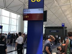 数日前に空港も一日閉鎖されるくらいのスーパー台風が通過して、このフライトも飛ぶのかと気を揉んだのですが、大丈夫でした。