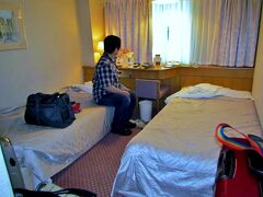 「大阪新阪急ホテル」
部屋はちょっと狭いけど、急だったので仕方ない。
朝食は美味しかった。