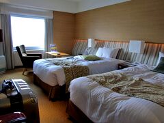 今夜の宿泊は「ホテル日航関西空港」
プラン名；プレミアムルーム約50%オフ＆バイキング半額（２人で￥17,600）
前日に比べると、部屋もベッドも大きい！