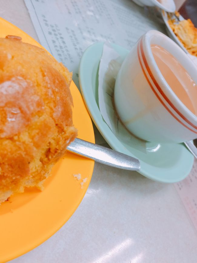タイミングよく私が食べたかったパイナップルパンとミルクティー！<br />頼めてよかったー<br /><br />想像以上にふわっふわでバターもたっぷり<br />美味しく頂きました♪