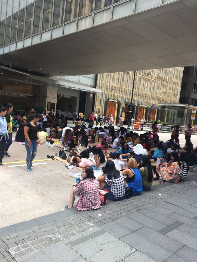 本日香港は祝日の模様。<br />フリマでもしてるのかと思ったら...<br /><br />何度か他の方の旅行記でも拝見した語らいの場でした笑<br /><br />ブティック店の前とかありなんでしょうか？笑笑<br />色んな場所で語らいの場は繰り広げられてた。