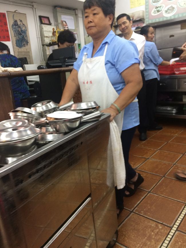 まさに香港！！と、いう雰囲気を味わえるワゴン式。<br />こちらのスタイルでの提供は大分減っているとのこと。<br /><br />地元の方が多い印象。旅行に来た！という感じでテンション上がる。