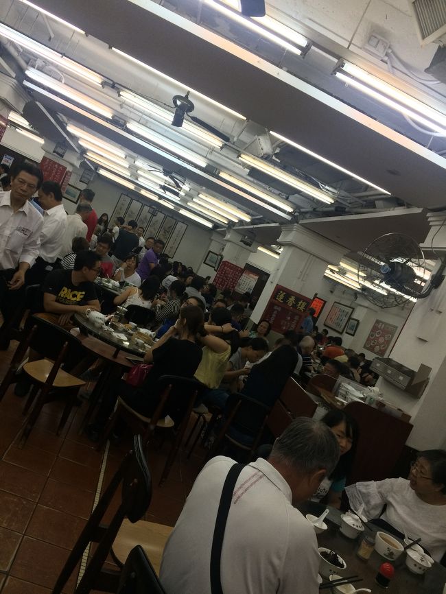 広い店内は大賑わい。<br />今回は二個しか食べられなかったので、また来たいな♪<br />ちなみに、ちまき、マーラカオ、おかわり自由なお茶で60HKD<br />さすが庶民派！