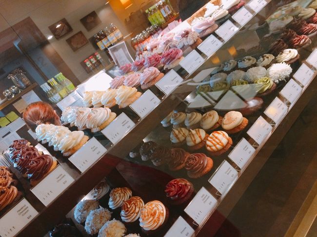 プラザ内のたしか、22階にあったカフェ。<br />可愛いくて色とりどりのケーキがたくさん♪