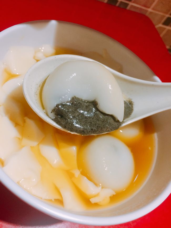 お団子の中の胡麻が激ウマ。<br />香港の豆腐花は甘くないんだね。<br />優しい味に癒されました。