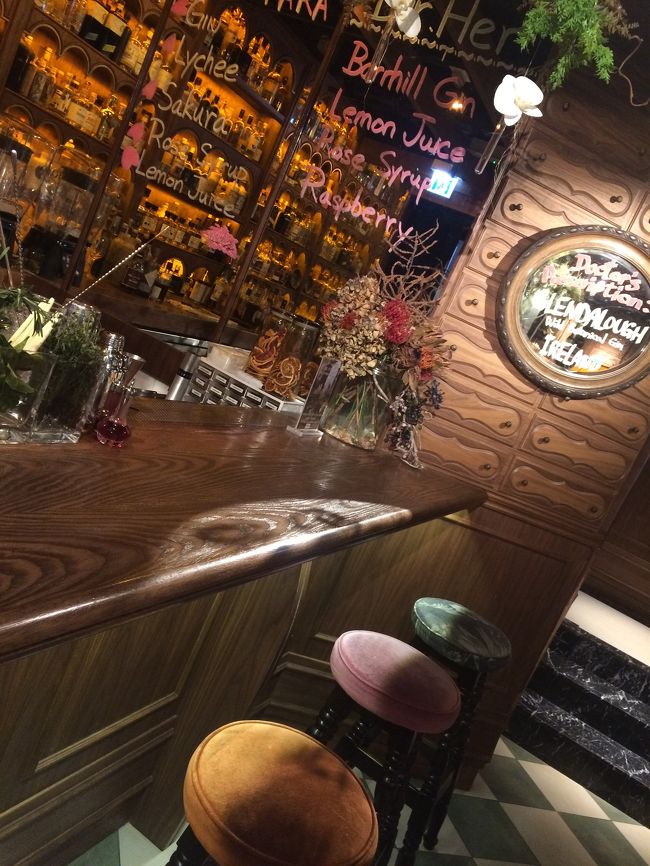 こちらのお店、ジンバーだけでなくカフェ利用も可能のようで私以外はみんな女子会をしていました。