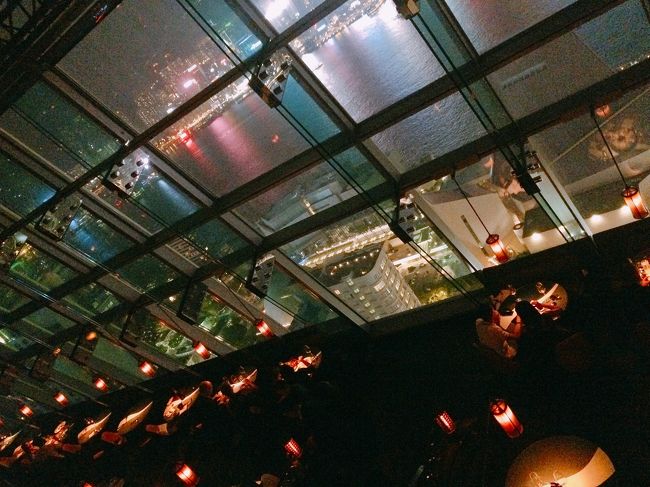 最後はバーで締めます。<br />アクアスピリッツ<br />ガイドブックをみるとだいたい載ってるバー<br />薄暗い照明でガンガンの音楽。<br />若干クラブ風な雰囲気。<br /><br />夜景が最高すぎです。<br />さすが100万ドルの夜景！