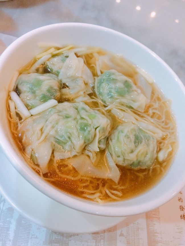 下から具を取り出していただきまーす♪<br />スープが激ウマでした♡<br />麺も固めの日本にはない食感。<br />くせになるー