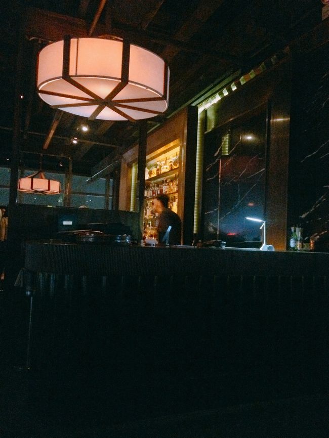 デート向けなバーだけど、夜景を眺めながら1人でぼーっと疲れを癒すのもありかも<br />♪<br />大人気分に浸れます。