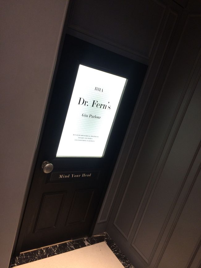 セントラル駅まで戻ってお次はランドマークに向かいました。<br />お目当ての場所はこちら！<br />ジンに特化したバー。<br /><br />ブティック店ばかりが並んでいてほんとにあるのか不安になるほどですが、地下を降りるとありました！