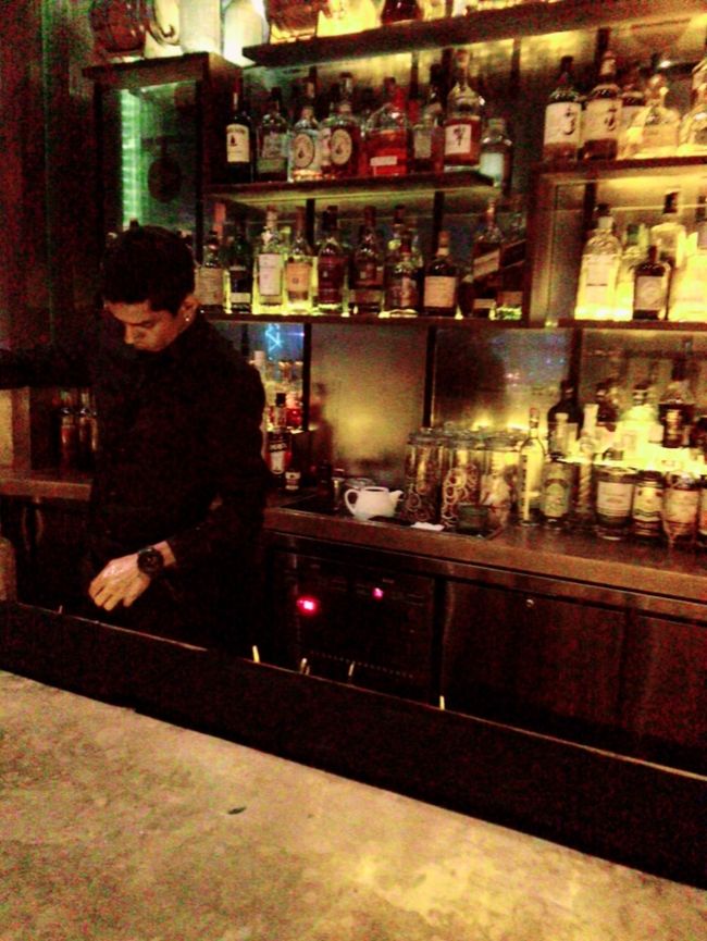 バーテンダーは安定のかっこよさ。<br />手さばきの良さをみてるのが楽しいのです。