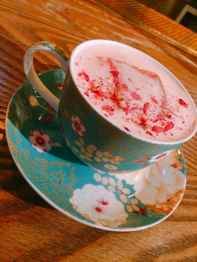 ローズを添えたジンラベンダーサワー♡<br /><br />こちらも仕上げにお花を添えてくれたんだけど、ハーブやお花、野菜を使ってジンカクテルを作ってくれるんだって。<br /><br />お酒が得意じゃなくてもさらりと飲んでしまえる飲みやすさ。<br />ビジュアルの可愛さがたまりません。