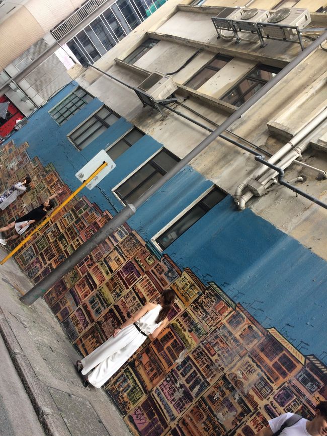 さらに進んだ交差点あたりはインスタ映えで人気の壁画があちこち～！