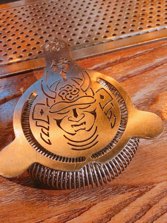 バーテンダーポールさんが嬉しそうに見せてくれた品。<br />バーテンダーが使う道具。<br />日本が好きなようです。