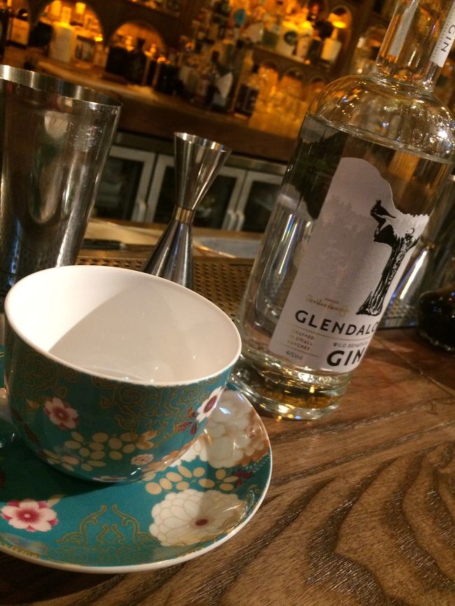 お店の名前はドクターファーンズジンパーラー<br /><br />300種以上のジンコレクションが所狭しと並んでます。<br />ジン好きにはたまりません。<br /><br />と、言っても私がイチハン惹かれたのはこのカップ。<br /><br />お酒をTカップで提供する斬新さに魅力を感じたのです♪