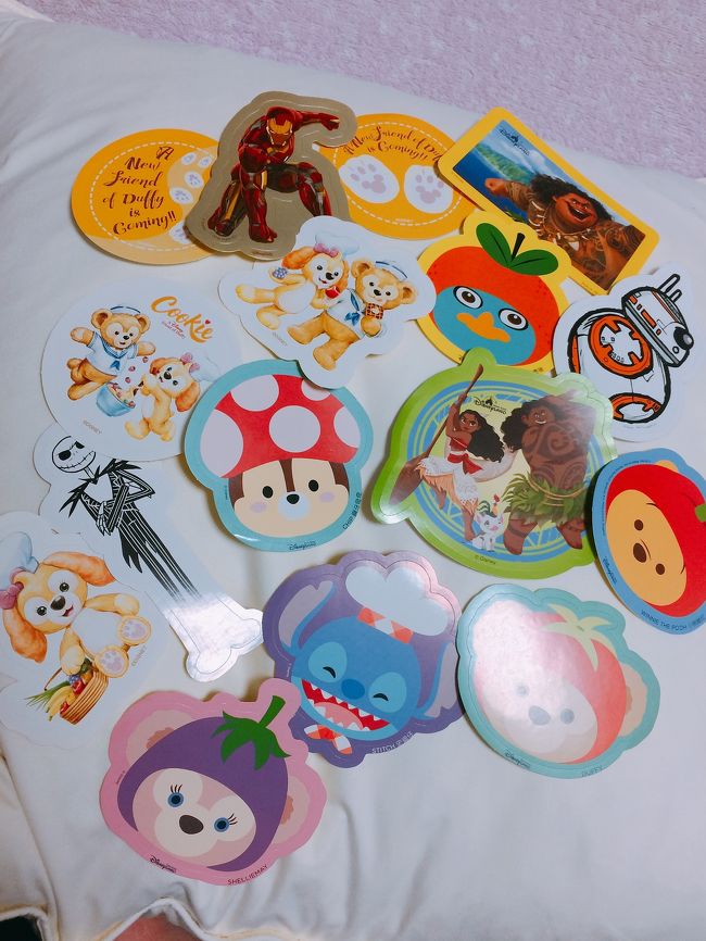 キャストさんに話しかけるとステッカーをもらえるということで、話しかけまくった戦利品がこちら！限定ステッカーも貰えてハッピー♪<br />